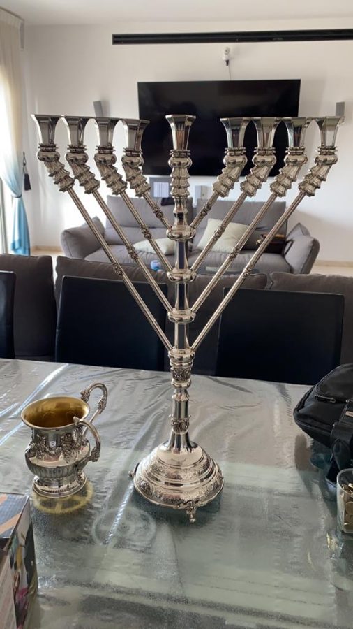 אותה חנוכייה לאחר ניקוי, ליטוש והברקה